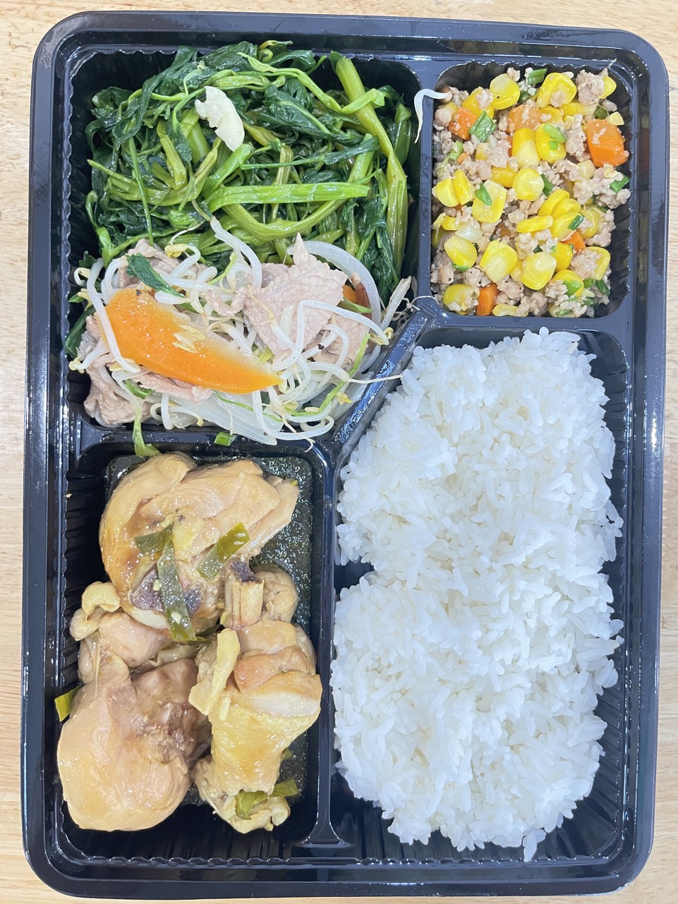 Cơm đùi gà kho nước dừa