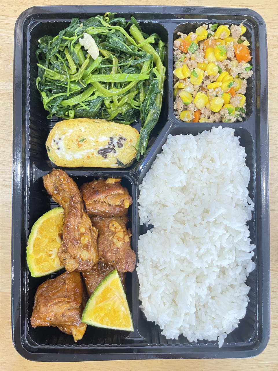 Cơm sườn sốt nước cam