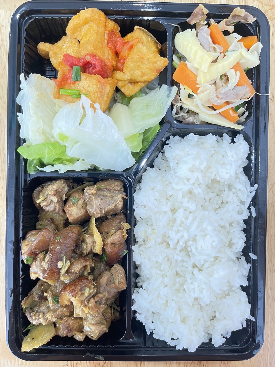 Cơm thịt chân giò nấu giả cầy