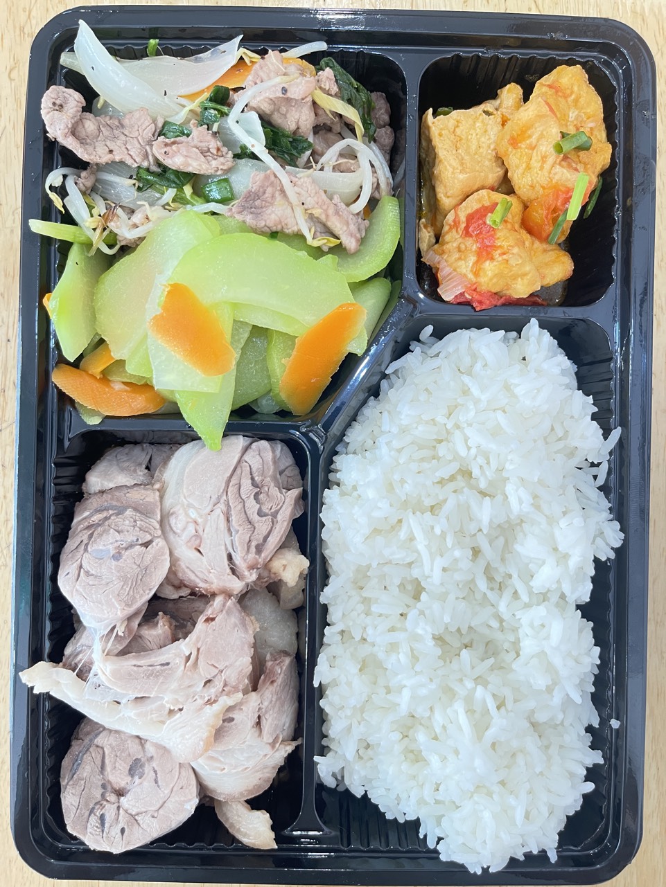 Cơm thịt chân giò luộc