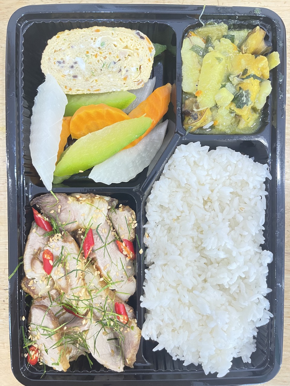 Cơm thịt quay vừng lá chanh