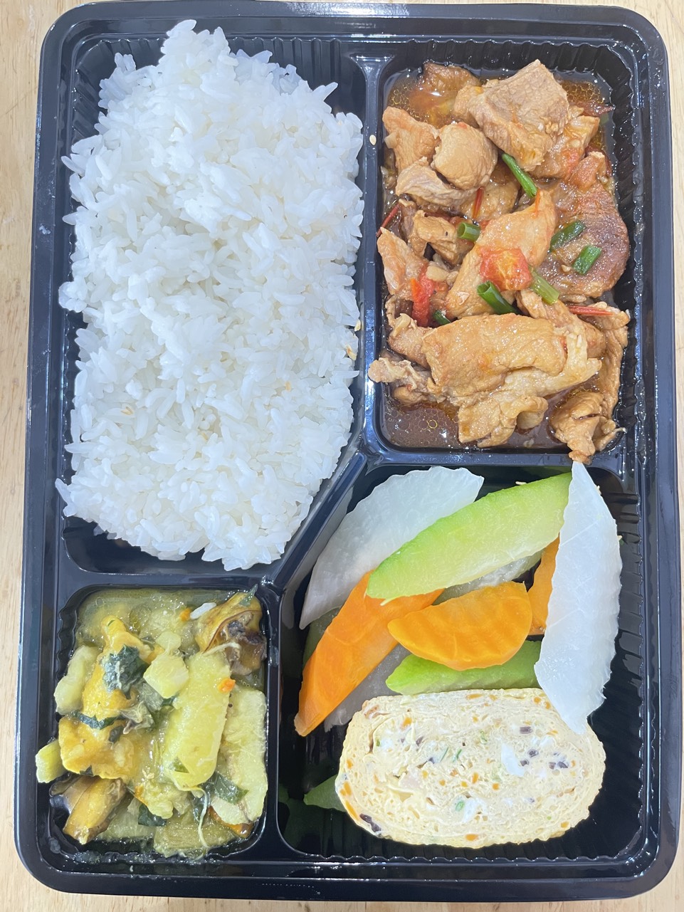 Cơm thịt rang xém cạnh sốt cà chua